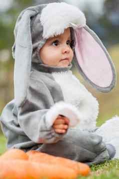 婴儿女孩穿兔子服装