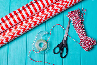 圣诞节礼物包装聚会，<strong>派对时间</strong>色彩斑斓的纸丝带弓剪刀