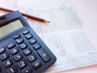 计算器铅笔储蓄账户书金融声明办公室桌子上表格