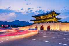 交通模糊了过去的Gyeongbokgung宫晚上首尔南