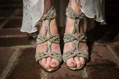 亚洲的新娘穿钻石镶嵌鞋子