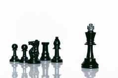 黑色的国际象棋白色背景领袖团队合作概念成功