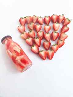 草莓饮料草莓心形状的