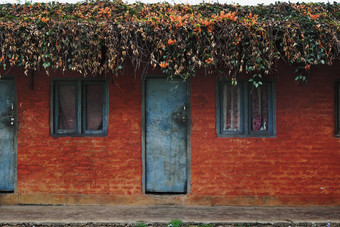 尼泊尔简单的红色的房子蓝色的窗户门白