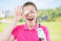 女人高尔夫球手有趣的肖像背景高尔夫球课程