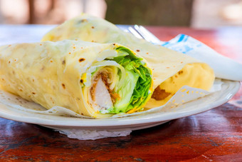 美味的卷鸡蔬菜板restauran