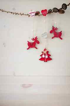 圣诞节加兰红色的木鹿心圣诞树视锥细胞