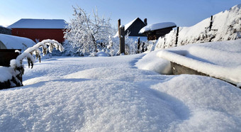 首页花园覆盖新鲜的毛茸茸的<strong>白色雪景</strong>观乌拉尔冬天