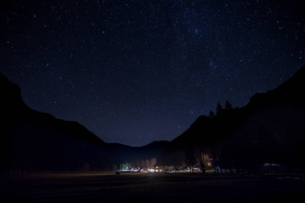 晚上景观照亮高山洛奇山轮廓布满星星的天空