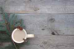 古董咖啡杯分支圣诞树木背景