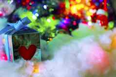可爱的礼物盒子红色的心蓝色的丝带雪背气
