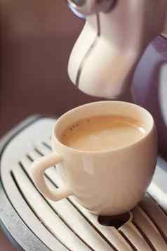白色杯站光栅咖啡机咖啡