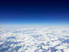 前视图白色云飞机背景清晰的蓝色的天空