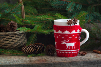 圣诞节手工制作的羊毛针织<strong>包装杯子</strong>茶视锥细胞松树肉桂乡村背景