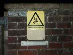 黄色的危险死亡警告标志墙