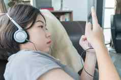 亚洲女人短头发听音乐