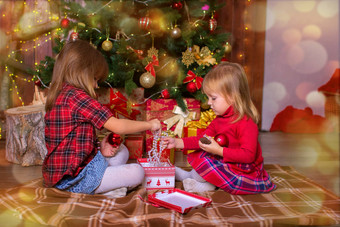 女孩妹妹排序礼物圣诞节树