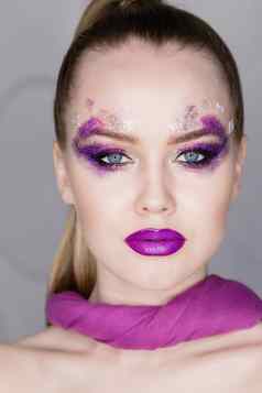 美化妆紫色的化妆色彩斑斓的明亮的指甲美丽的女孩特写镜头肖像