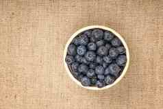 新鲜的成熟的蓝莓碗帆布