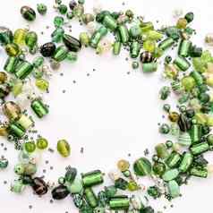 集合绿色玻璃珠子形状的中心加兰