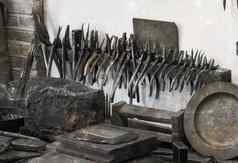 集合古董木工工具粗糙的工作台