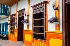 色彩斑斓的房子殖民城市花园antoquia哥伦比亚