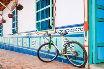 <strong>自行车</strong>美丽<strong>的蓝色的</strong>白色房子guatape