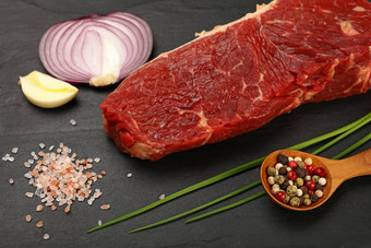 <strong>生牛肉</strong>牛排肉减少香料黑色的董事会
