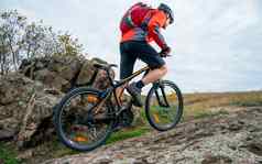 骑自行车的人红色的骑山自行车秋天岩石小道极端的体育运动复古骑自行车概念
