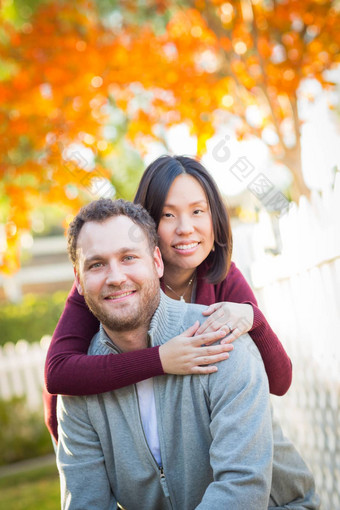 户外秋天肖像中国人高加索人年轻的成人夫妇