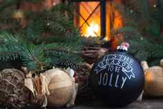 圣诞节古董手工制作的黑色的球玩具燃烧灯笼背景乡村风格复制空间