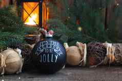 圣诞节古董手工制作的黑色的球玩具燃烧灯笼背景乡村风格复制空间