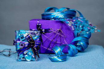 圣诞节工艺作文蓝色的桌布蜡烛宝石蓝色的丝带礼物圣诞节树装饰