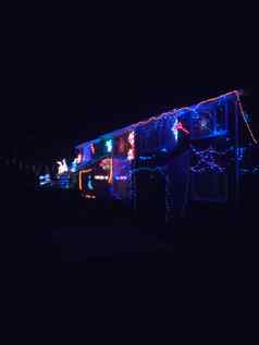 房子晚上覆盖圣诞节灯装饰电气