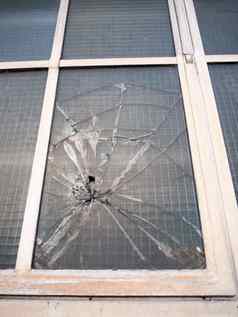 打碎了破碎的窗口关闭刑事损害破坏公物犯罪