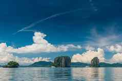 岩石岛屿奢侈品游艇美丽的风景优美的风景