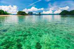 珊瑚底清晰的清晰的海水泰国