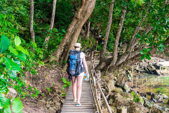 活跃的旅游徒步旅行木小道亚洲丛林