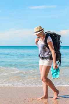 肖像旅游女孩背包桑迪海滩