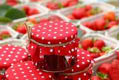 罐子红色的小时新鲜的草莓