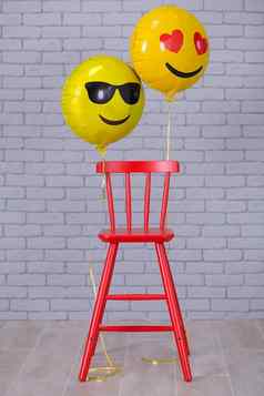 灰色公寓工作室椅子砖墙黄色的细节气球表情符号红色的椅子