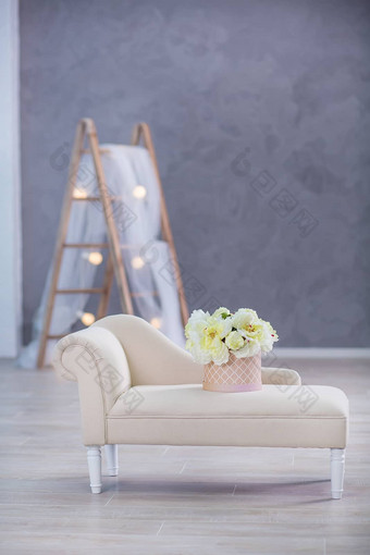 室内模拟照片蓝色的墙皮革材料窟沙发能植物花梯背景照片复制空间文本