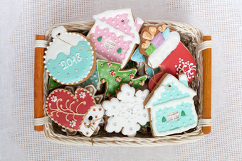 关闭圣诞节姜饼集篮子色彩斑斓的饼干数据明星雪花袜子手套房子球圣诞节树铺设盒子前视图