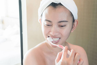 特写镜头女人刷牙牙齿浴室健康护理美