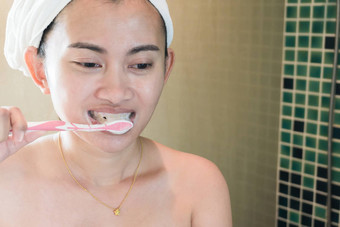 特写镜头女人刷牙牙齿浴室健康护理美