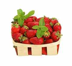 红色的成熟的草莓木篮子白色