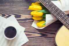吉他黄色的郁金香杯咖啡音乐的页面