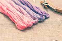 集刺绣线程紫罗兰色的颜色