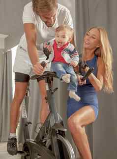 家庭吉姆护理婴儿爱骑自行车