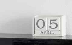 白色块日历现在日期月4月
